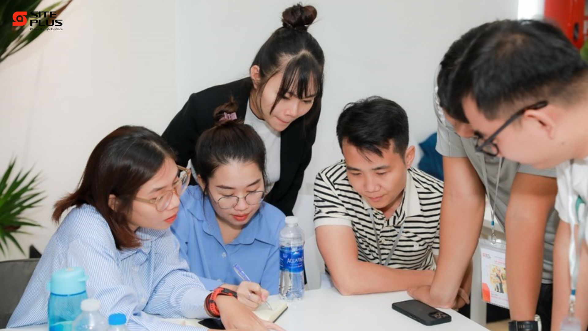 Học viên trao đổi và thảo thuận nhóm